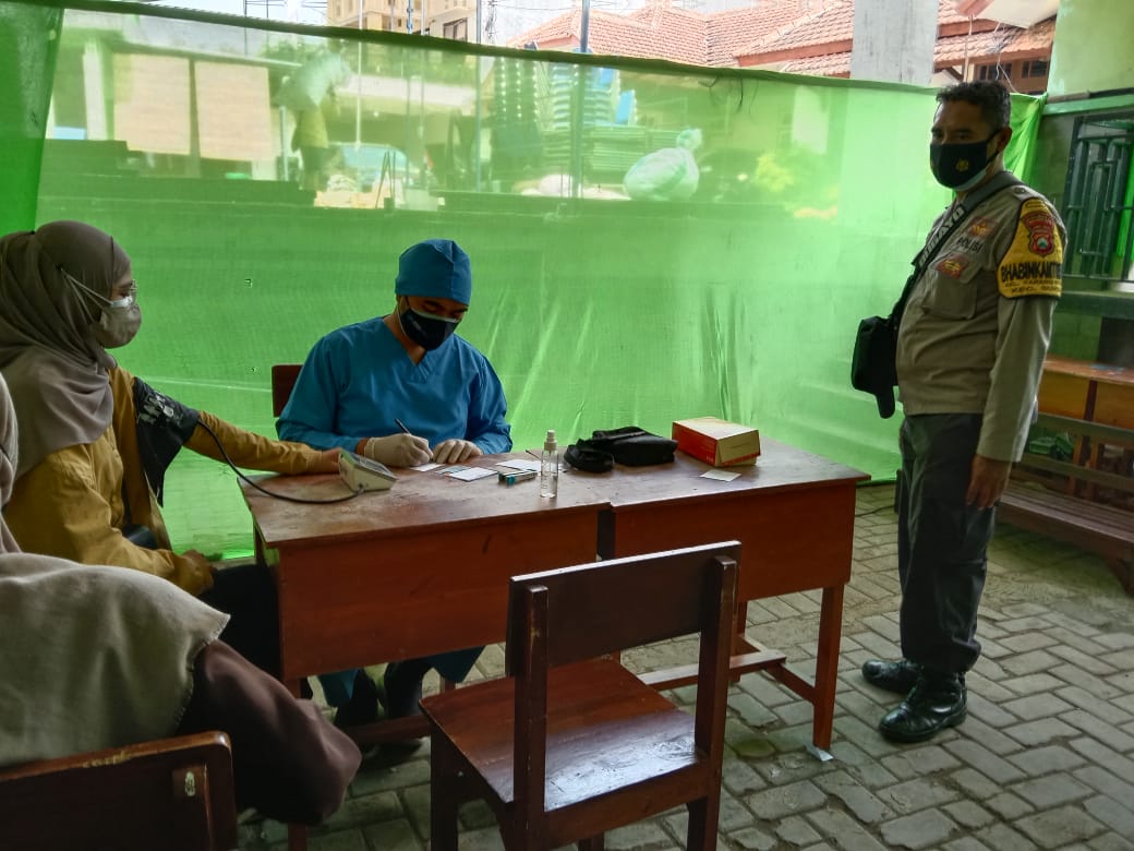 Santri Ponpes Sabilurrosyad Gasek sedang melaksanakan vaksinasi yang diadakan oleh Polresta Kota Malang (Foto: Eliza Fitri )
