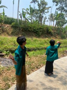 Foto: Melemparkan Biji Tanaman dalam Acara Sawatan Santri