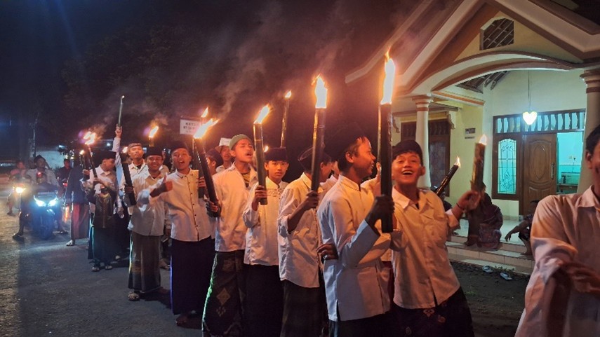 Foto: Semarak Takbir Keliling oleh santri Darur Roja' sembari membawa obor