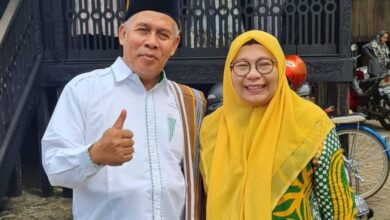Foto: KH.Marzuqi Mustamar bersama Nyai Saidah Mustaghfiroh