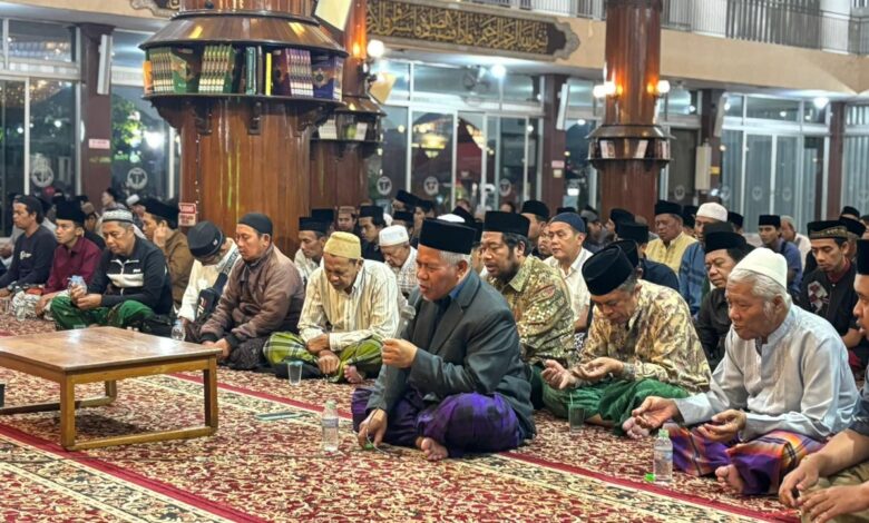KH. Marzuqi Mustamar memimpin Istighosah di Masjid Sabilillah Kota Malang